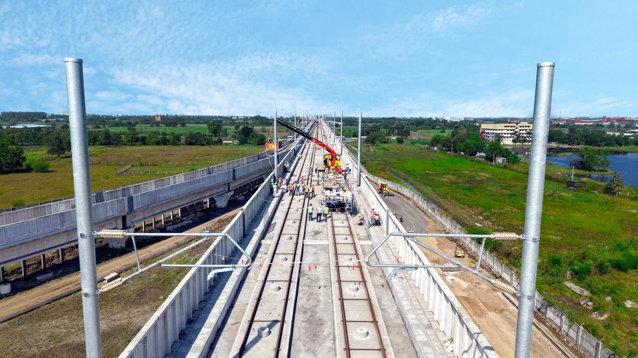 ムンバイ〜アーメダバード高速鉄道回廊に沿って、架線電化（OHE）工事が進行中です。